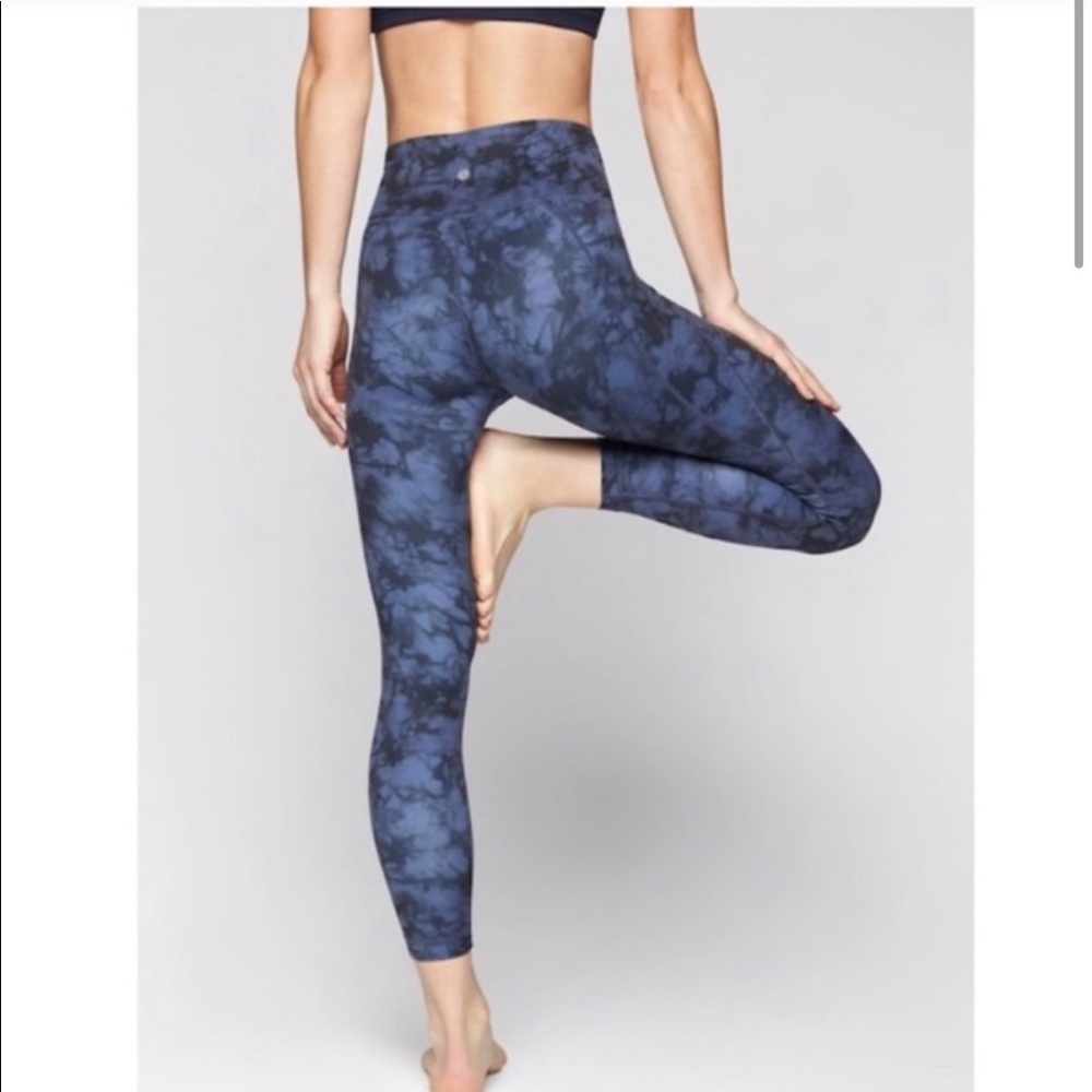 Athleta Blue Tie Dye Salutation 7/8 Leggings Size XS